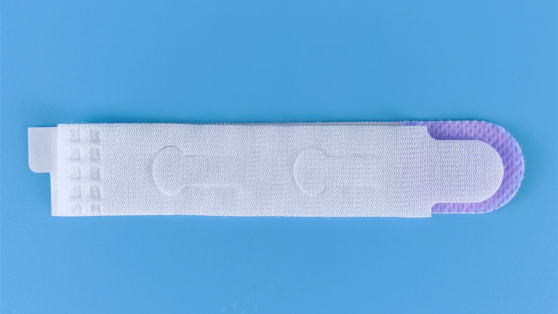 Soporte de catéter desechable con gancho y bucle